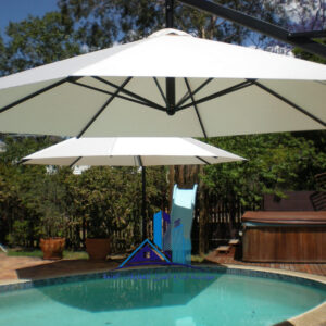 لماذا تعتبر مظلات مسابح في الدمام والخبر والظهران وسيهات 2025  ضرورة في المنطقة الشرقية؟